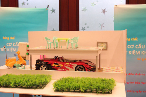 Sáng chế Cơ cấu cất xe tiết kiệm không gian